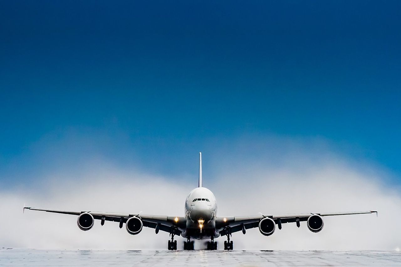 Passagierflugzeug auf der Startbahn