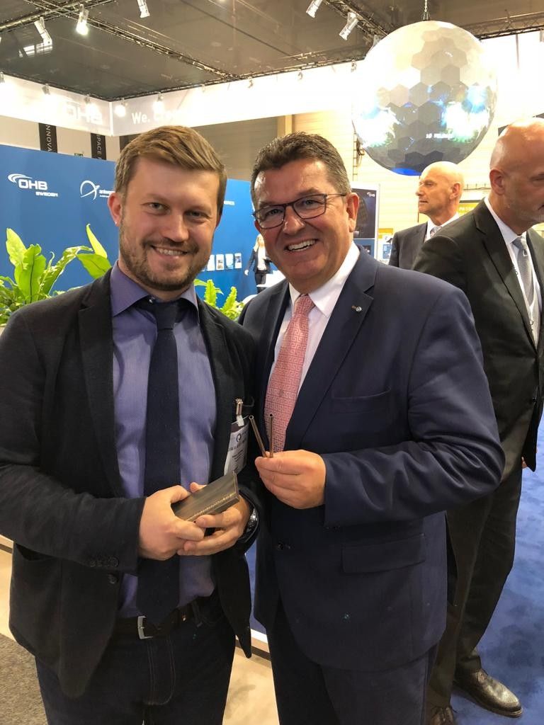 Der CTO von Hermith mit dem bayerischen Staatsminister Franz Josef Pschierer auf der ILA 2018