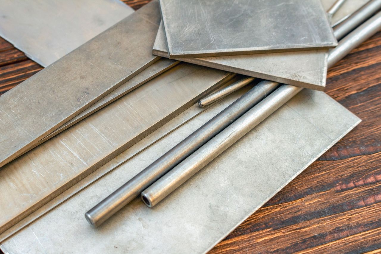 Titanstangen und kleine Platten
